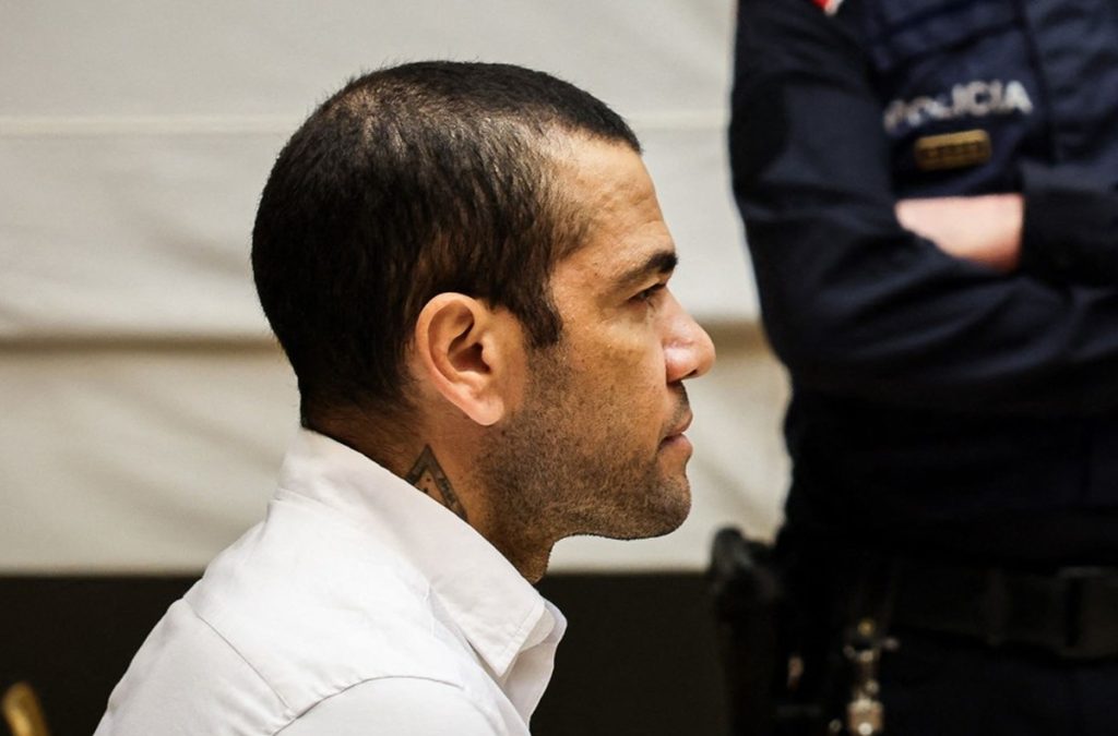 Dani Alves paga un millón de euros de fianza y podría salir en libertad