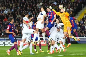 باريس يضرب برشلونة