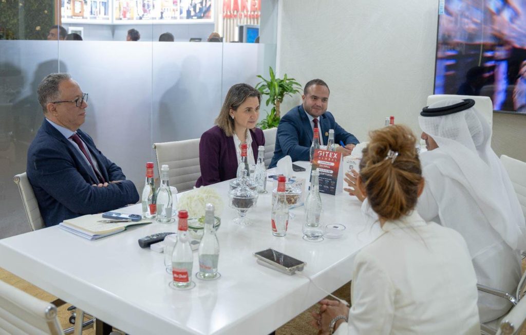 مباحثات بدبي بين السيدة غيثة مزور والمدير العام لسلطة مركز دبي التجاري العالمي