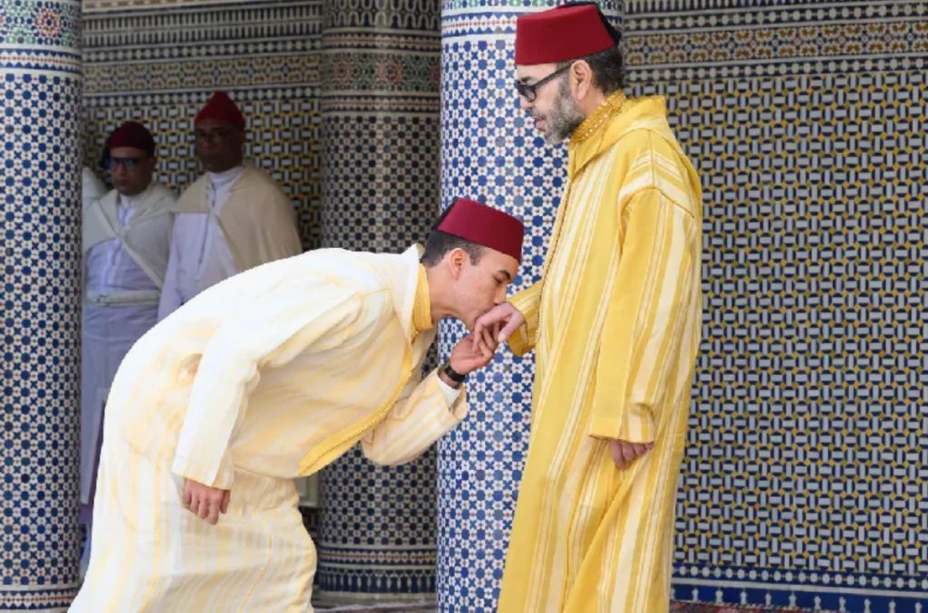 أمير المؤمنين الملك محمد السادس يؤدي صلاة عيد الفطر بمسجد أهل فاس بالرباط ويتقبل التهاني بهذه المناسبة السعيدة