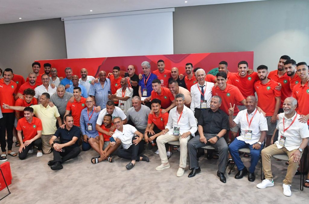 homenajea a exjugadores del equipo nacional en Fez