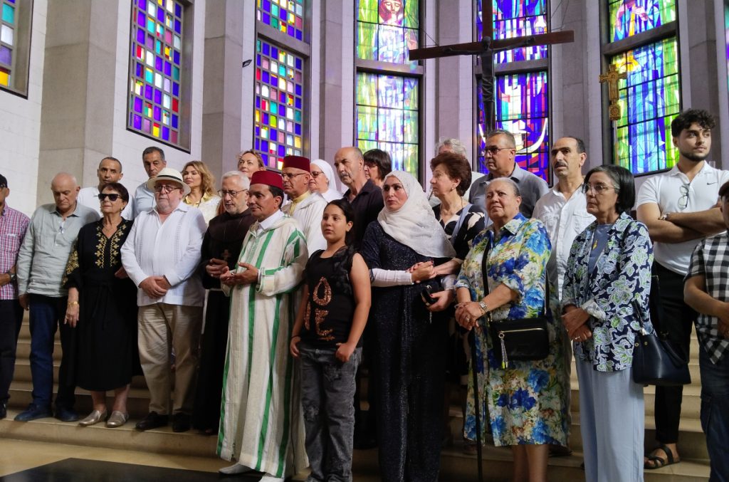 Participantes del foro por la fraternidad humana en la Catedral de Tanger