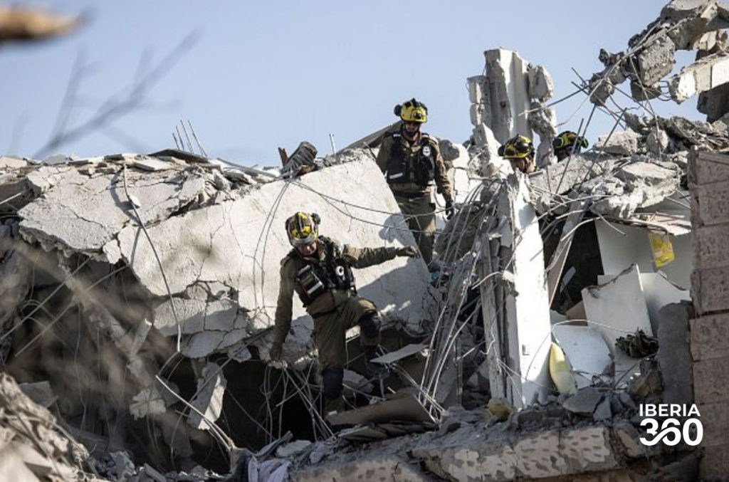 Columna de humo saliendo de la refinería South Pars tras un ataque con dron israelí