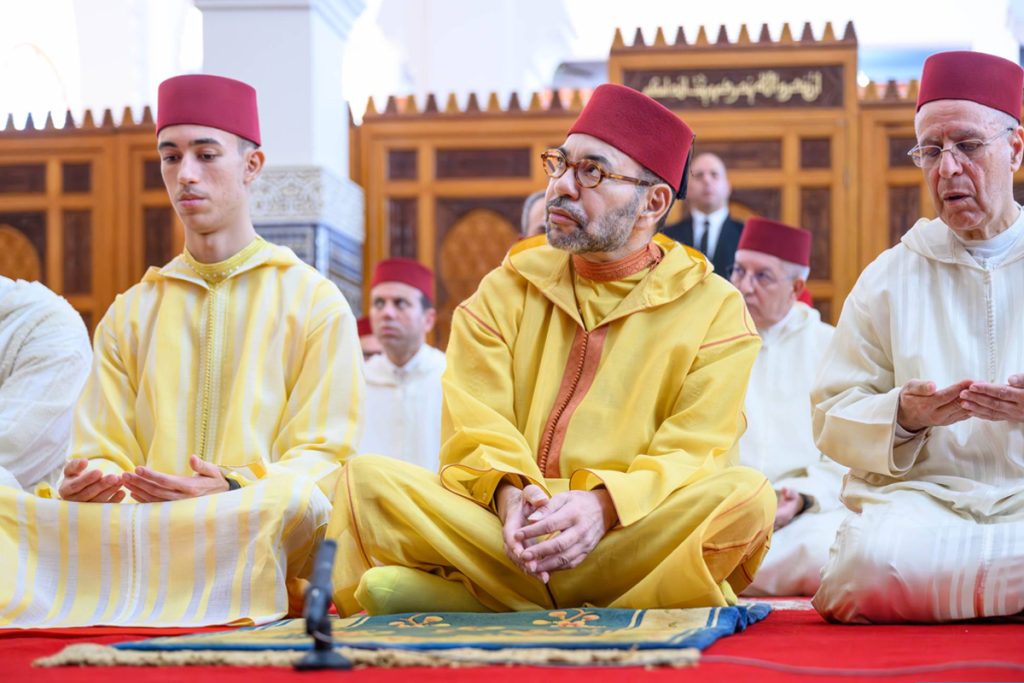 Roi mmouhamed VI accomplit la priere du vendredi
